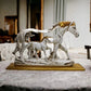 Galopperande häststaty med ponny Stenfigur