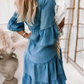 Sommerkleid mit Rüschenbesatz und V-Ausschnitt – Leichter Denim-Look