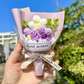 Charmig handstickad miniblombukett
