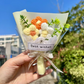 Charmig handstickad miniblombukett