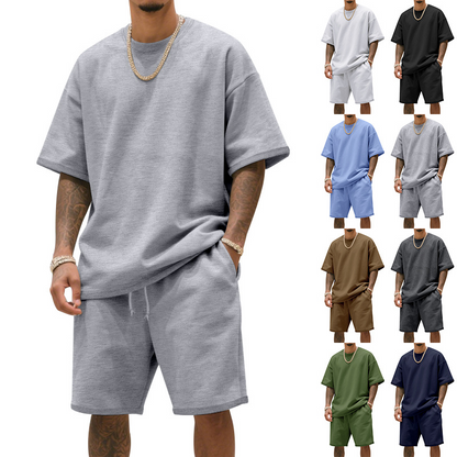 En avslappnad outfit med T-shirt och shorts för män